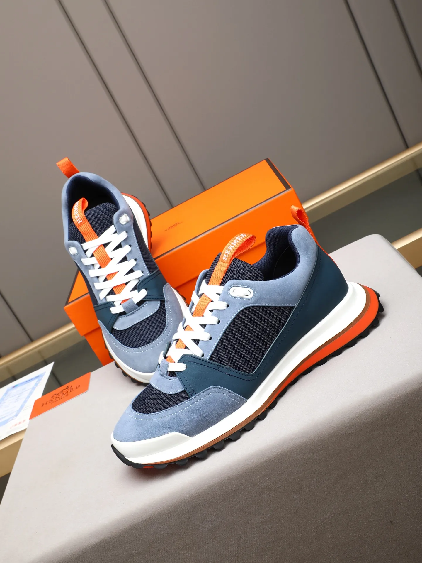 PP680【Hermes】fe new arrival~New Bouncing sneakers are the most comfortable shoes from Hermès. They are extremely light on the feet and look great. You won’t feel tired even when you go shopping and running around. 👍Very light and comfortable. Extremely light. Perfect for both sports and leisure. They feel great when you step on them! It’s up to you to choose, there’s always what you want~ ✔️Fabric: Imported first-layer cowhide ✔️Inner lining: Imported water-dyed cowhide ✔️Outsole: Seamless combination of IP+TPU (multi-color letters) German technology irradiation machine ✔️Code number: Male 38-44 (45 customized)